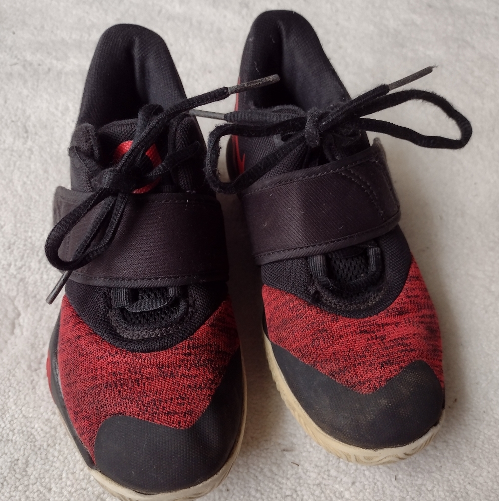 Boys Nikes size 12